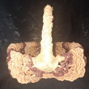 Woven butt egg basket